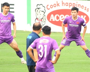 Vì sao ông Park gọi lại Hai Long?