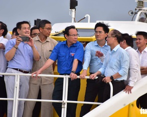 Bí thư, Chủ tịch TP.HCM khảo sát tìm cách phát triển sông Sài Gòn