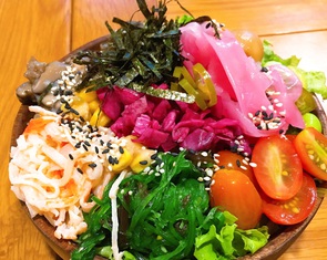 Tô salad poke đầy màu sắc kiểu Hawaii có gì mà giới trẻ Việt đang ghiền?