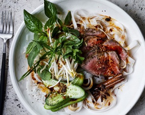 Salad vị phở hợp miệng người Tây vừa khẩu vị người... ta