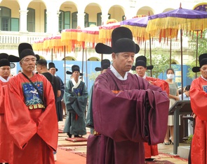 Tết Đoan Ngọ đến Hoàng thành Thăng Long xem lễ ban quạt trong cung đình xưa
