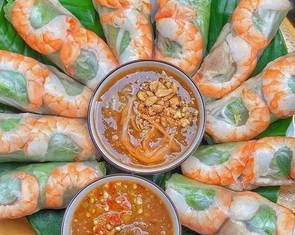 Gắp miếng gỏi cuốn chấm vô chén nước chấm rồi bỏ miệng, nghe lòng bổi hổi bồi hồi vì... ngon
