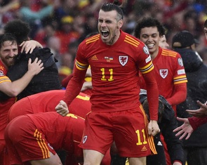 Đánh bại Ukraine, Xứ Wales trở lại vòng chung kết World Cup sau 64 năm