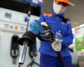 Giá xăng RON95 tăng mạnh hơn 1.100 đồng/lít