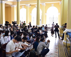 Mẹ bé 8 tuổi lần đầu lên tiếng: 'Lần cuối ôm con, dù đầy thương tích, gương mặt con vẫn đẹp lắm'
