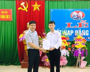 Thủ khoa khối A của xứ Thanh là học trò trường huyện, đảng viên trẻ