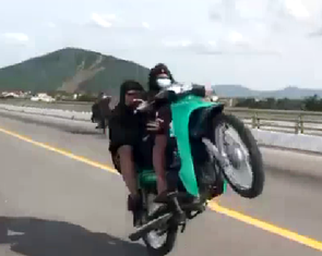 Nhóm ‘quái xế’ tuổi teen khoe mẽ bốc đầu xe bị công an triệu tập