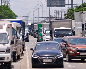 Quốc lộ 1 ùn 7km, trạm thu phí An Sương phải mở thêm làn thu tiền mặt