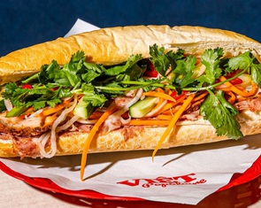 Anh chàng người Anh quyết mở tiệm bánh mì Việt Nam vì quá 'ám ảnh'