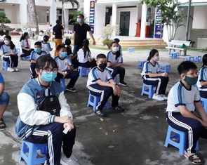 Trường thông báo học sinh chưa tiêm vắc xin COVID-19 phải học online, sở GD-ĐT nói gì?