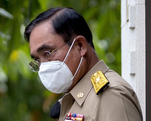 Ông Prayut dự họp Bộ Quốc phòng sau khi bị đình chỉ chức vụ thủ tướng Thái Lan