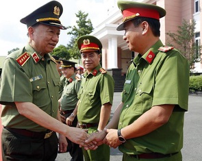 Ngăn chặn biểu hiện 'tự diễn biến', 'tự chuyển hóa' trong cán bộ, đảng viên Công an nhân dân