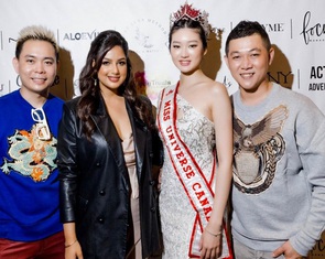 Hoa hậu  Harnaaz Sandhu phấn khích xem mẫu Việt bịt mắt mặc đồ tái chế đi catwalk