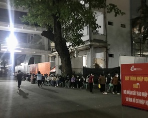 Hàng trăm thí sinh, phụ huynh xếp hàng từ 5h sáng chờ làm thủ tục nhập học