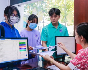 'Chúng tôi quá mệt mỏi và khổ sở với hàng loạt quy định tuyển sinh trực tuyến rối rắm'