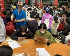 Hồi hộp gọi điện nhắc thí sinh nhập học