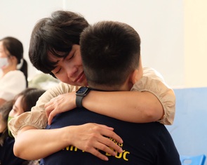 Phụ huynh bật khóc trong lễ khai giảng đặc biệt, ‘Năm học của sự biết ơn’