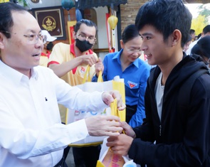 'Chuyến xe mùa xuân' đưa 2.000 sinh viên về quê đón Tết