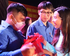 Cùng nhau làm nên Tết: mang niềm vui tới công nhân Bình Dương