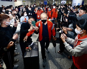 HLV Park Hang Seo về tới Nội Bài giữa tràn ngập yêu thương