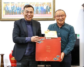Chủ tịch VFF tặng quà và chúc Tết HLV Park Hang Seo
