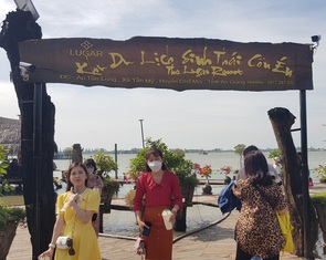 Du xuân Cồn Én giữa sông Tiền