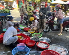Mùng 5 Tết, chợ tấp nập siêu thị còn vắng
