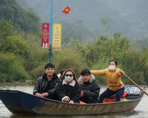 Người dân đội mưa, vượt gió đi hội chùa Hương