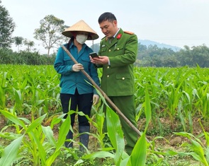 Công an ra đồng, vô chợ hướng dẫn người dân cài tài khoản định danh điện tử VNeID