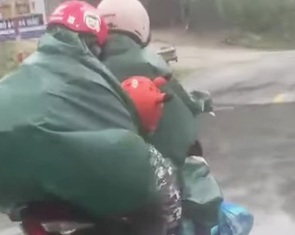 Cô giáo đội mưa, chở con trở lại điểm trường sau Tết gây xúc động cộng đồng mạng