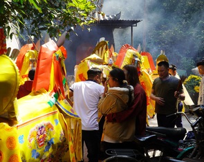 Tái diễn đốt đồ lễ, ngựa giấy 'khủng' ở đền Ông Hoàng Mười