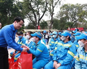 Công nhân Hà Nội xúc động nhận quà sớm, mua hàng 0 đồng dịp Tết Quý Mão 2023