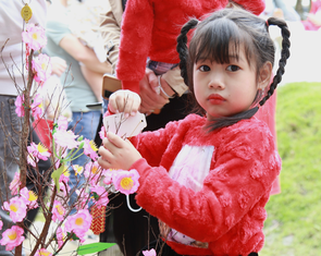 Con của công nhân đón Tết sớm ở Đà Nẵng, thương ơi là thương