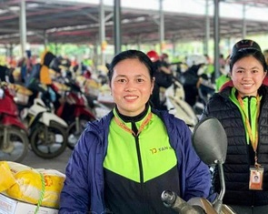 Rời phân xưởng, công nhân xúc động khi thấy quà Tết được buộc cẩn thận trên xe