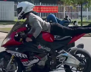 Lập biên bản người đàn ông dạy Ngọc Trinh nằm trên yên xe