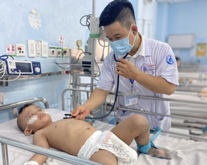 Bệnh nhi mắc tay chân miệng vẫn ào ạt đổ về TP.HCM điều trị