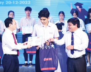 'Chiếc cầu' Tuổi Trẻ