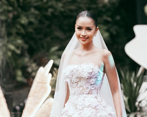 Ngọc Châu diện váy cưới 8 người thực hiện trong 3 tuần của Lê Thanh Hòa