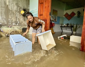 Dân 'rốn' ngập Đà Nẵng hì hục đẩy bùn sau nước rút