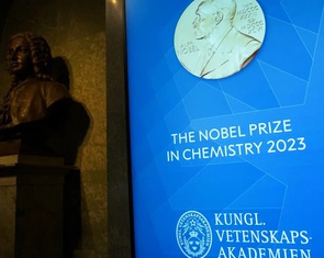 Hai người Mỹ và 1 người Nga là chủ nhân giải Nobel Hóa học 2023