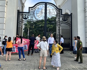 Phụ huynh tiếp tục tố Trường quốc tế AISVN lạm thu