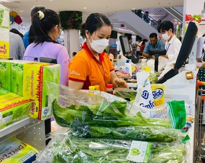 Siêu thị giảm giá mạnh các mặt hàng bán chạy