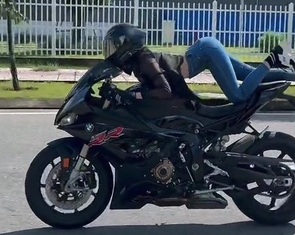Công an TP Thủ Đức đã gửi giấy mời Ngọc Trinh làm việc vì video lái xe thả hai tay