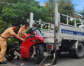Ngọc Trinh bị Cảnh sát giao thông TP.HCM phạt vì chạy mô tô biển số 'đút gầm'