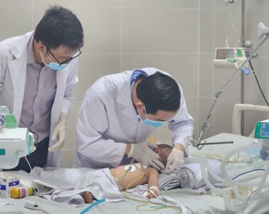 Cứu sống bé trai 10 tháng tuổi bị tay chân miệng ngưng tim mạch