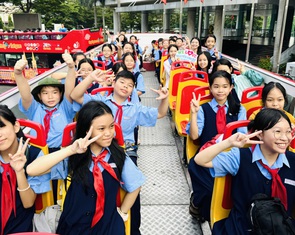 Học sinh TP.HCM hào hứng với tiết học trên xe buýt 2 tầng