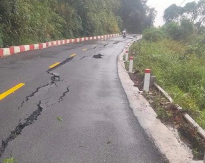 Đèo Vi Ô Lắc sạt lở, mặt đường quốc lộ 24 nứt toác, giao thông ách tắc