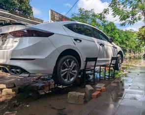 Nước rút, ô tô nằm la liệt trên đường ở Huế chờ 'giải cứu'