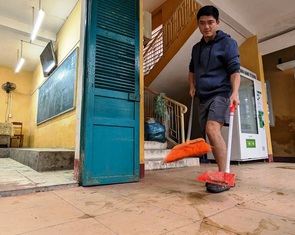 Thầy cô Huế đội mưa dọn dẹp bùn, chờ đón học sinh trở lại ngày mai