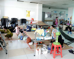 Bệnh nhi có bảo hiểm sao phải mua từng ống bơm, cái kim?